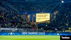 La UEFA anuncia suspensión hasta el miércoles 12 de abril, del partido entre el Borussia Dortmund y el Mónaco en los cuartos de final de la Liga de Campeones, después que tres explosivos fueron detonados al paso del autobús del equipo alemán. Foto @BVB