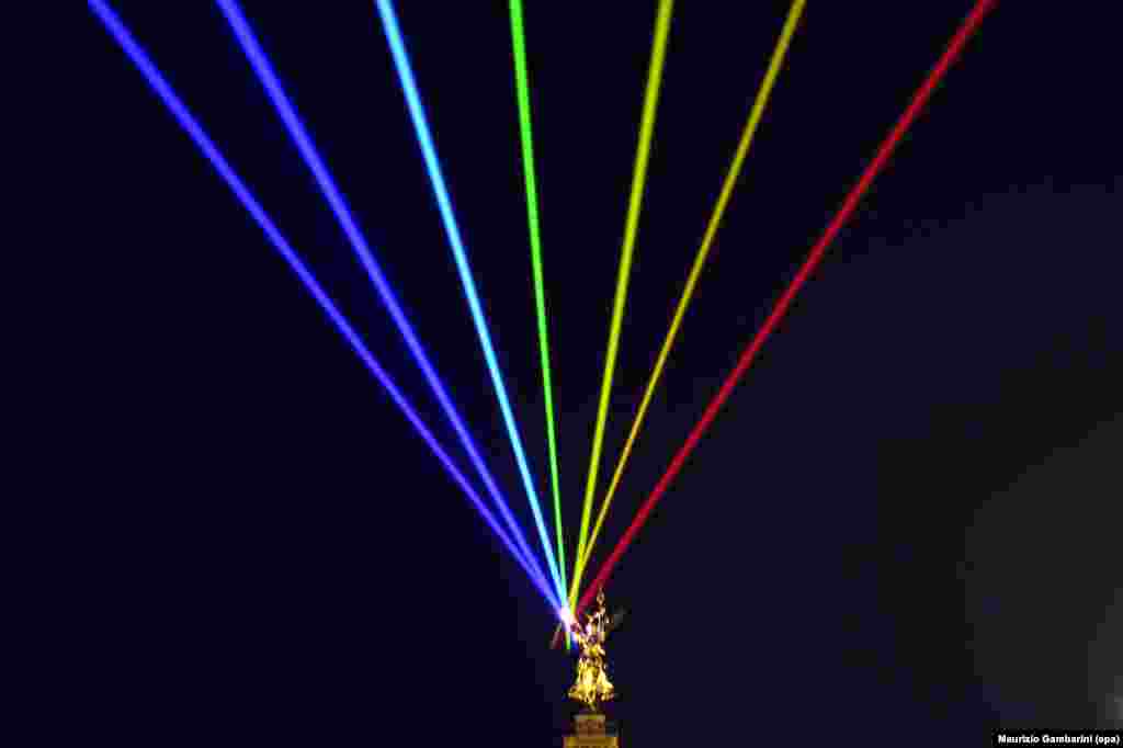 ពិព័រណ៌​កាំរស្មី​ឡាស៊ែរ​ &laquo;Global Rainbow- Peace Will Win&raquo; ដោយ​សិល្បករ​ដើម​កំណើត​ព័រតូរីកូ Yvette Mattern បង្ហាញ​នូវ​កាំរស្មី​ប្រាំពីរ​ពណ៌​ដូច​ឥន្ធនូ​លេចឡើង​កាត់​សសរ &laquo;Siegessaeule&raquo; នៅ​ក្រុង​ប៊ែរឡាំង ប្រទេស​អាល្លឺម៉ង់ កាល​ពី​ថ្ងៃ​ទី២៧ ខែ​មេសា ឆ្នាំ​២០១៦។