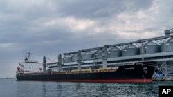 Tàu Navi-Star chở đầy ngũ cốc sắp sửa ra khơi từ hải cảng Odesa của Ukraine trên Biển Đen 