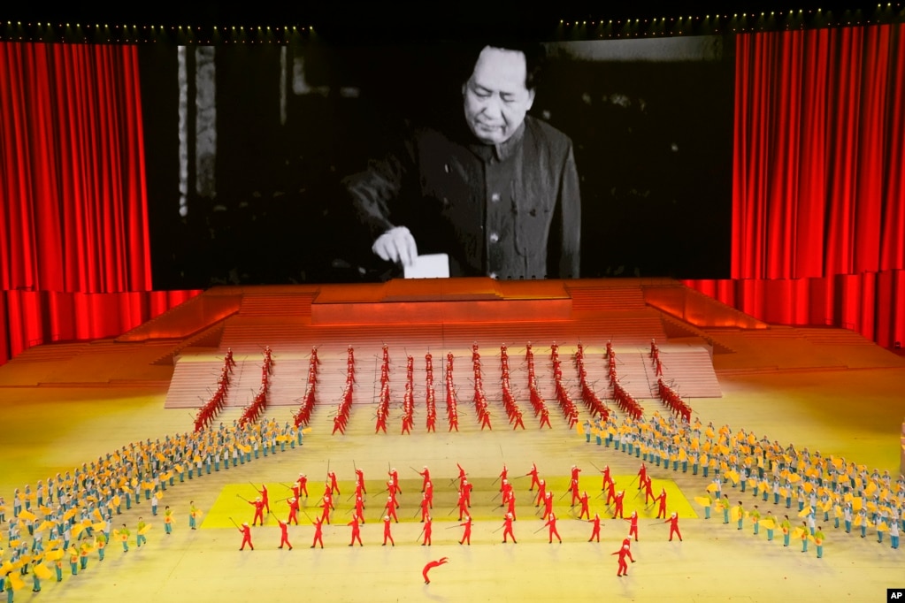 2021年6月28日中共庆祝建党100周年时举行的大型晚会。舞台背景显示已故中共第一代领导人毛泽东正在投票的画面。(photo:VOA)
