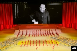 2021年6月28日中共庆祝建党100周年时举行的大型晚会。舞台背景显示已故中共第一代领导人毛泽东正在投票的画面。