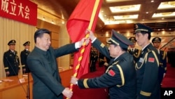 资料照片：中国官方公布的照片显示，中共领导人习近平在北京举向时任火箭军首届司令的魏凤和上将授予军旗。（2015年12月31日）