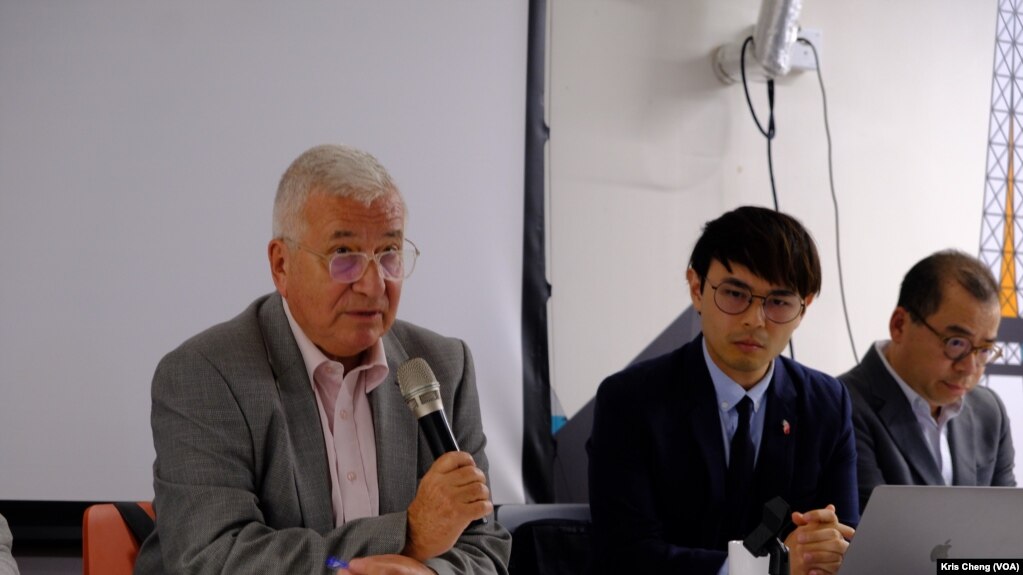 传协董事、前香港电台节目主持人韦安仕（Steve Vines））(左)。（美国之音郑乐捷）(photo:VOA)