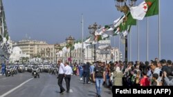 Défilé à l'occasion de la célébration de la Révolution algérienne le 31 octobre 2022 dans la capitale Alger, avant le sommet de la ligue arabe. 