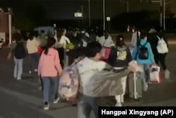 富士康在河南郑州的苹果代工厂工人因新冠病毒疫情逃出被封的厂区。（2022年10月29日）
