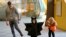Foto Achiv: Greyson Martin, 3 zan, degize pou Halloween. Li pral fe trick or treat (mande bonbon kay moun) ak paran li Rachelle ak Patrick Martin.