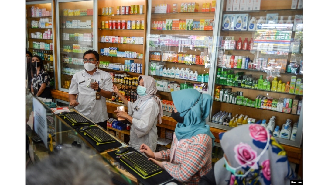 Petugas kesehatan memeriksa sirup obat yang mengandung Êetilen glikol dan dietilen glikol di apotek di Bandung, provinsi Jawa Barat, 26 Oktober 2022. (Antara Foto/Raisan Al Farisi/via REUTERS)