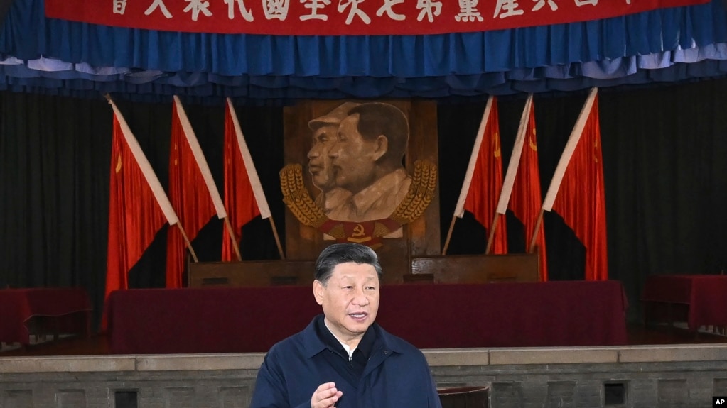 2022年10月27日，中共党总书记率领他的新常委班子前往“革命圣地”延安中国共产党第七届代表大会会址参观学习。习近平在参观“七大”会址时发表讲话。(photo:VOA)