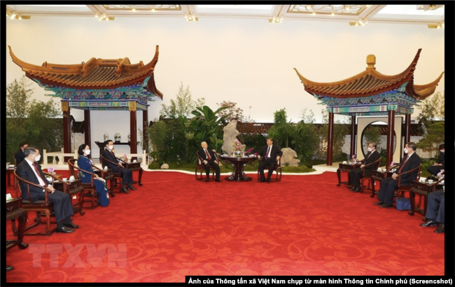 Hai nhà lãnh đạo Nguyễn Phú Trọng của Việt Nam và Tập Cận Bình của Trung Quốc thưởng trà ở Bắc Kinh trong quá khứ.