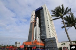 Modul laboratorium stasiun ruang angkasa China Mengtian dan roket Long March-5B Y4 diangkut ke area peluncuran di Pusat Peluncuran Satelit Wenchang di Provinsi Hainan, China selatan, 25 Oktober 2022. (Tu Haichao/Xinhua via AP)