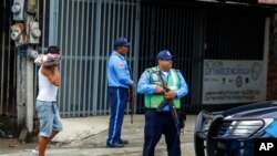 Policías fuertemente armados dan a conocer su presencia durante una huelga general convocada por la oposición al presidente nicaragüense Daniel Ortega en Managua, Nicaragua, el jueves 23 de mayo de 2019. 