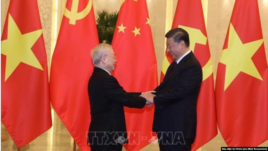 Tổng bí thư Việt Nam Nguyễn Phú Trọng được người đồng cấp phía Trung Quốc, Chủ tịch kiêm Tổng bí thư Tập Cận Bình, đón tiếp tại Đại lễ đường Nhân dân ở Bắc Kinh hôm 31/10.