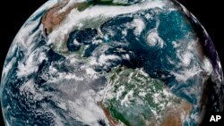 Esta imagen de satélite divulgada por NOAA muestra la tormenta tropical Florence en el océano Atlántico el 8 de septiembre de 2018.