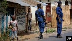 Des policiers patrouillent dans les rues de Bujumbra, 22 juillet 2015. 