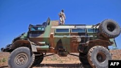 Un soldat somalien au-dessus d'un véhicule militaire à Beledweyne, au nord de Mogadiscio, le 27 mai 2016.