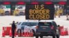 Douaniers américains à la frontière, fermée entre les États-Unis et le Canada pour cause de pandémie de Covid-19, Lansdowne, Ontario, 22 mars 2020. (AFP)