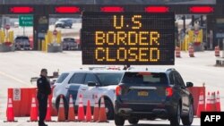 Douaniers américains à la frontière, fermée entre les États-Unis et le Canada pour cause de pandémie de Covid-19, Lansdowne, Ontario, 22 mars 2020. (AFP)