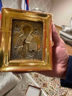 The Chairman of the Presidency of BiH, Milorad Dodik, gifted the Russian Foreign Minister Sergey Lavrov with a 300-year-old gilded icon stolen from Ukraine.. (Srna ©)