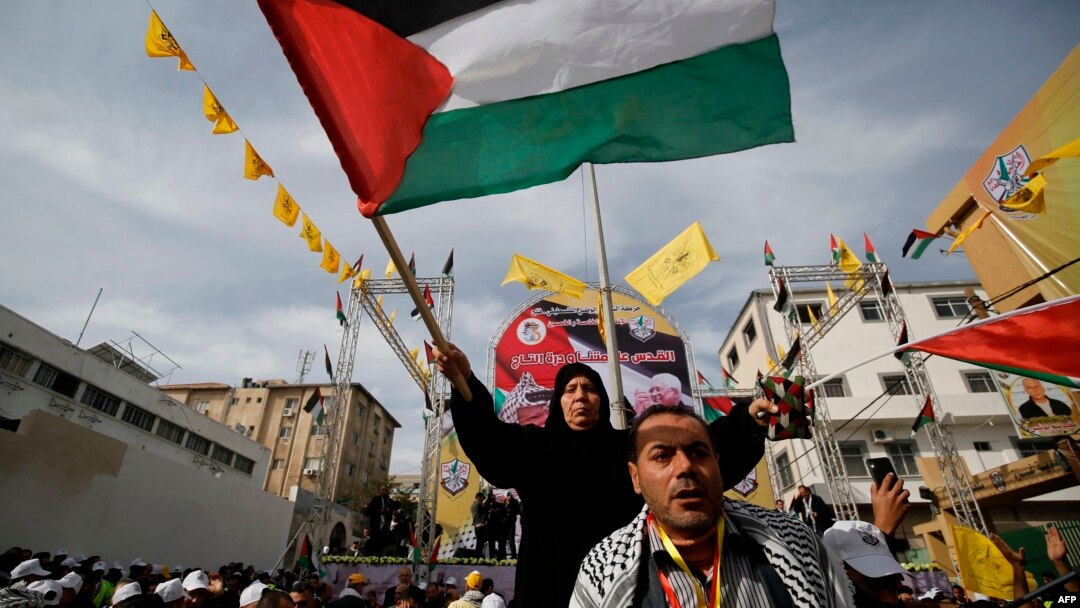 Puluhan ribu warga ikut meramaikan perayaan hari jadi ke-55 gerakan Fatah di Gaza City, Rabu (1/1). 