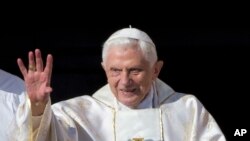 ARCHIVO - El papa emérito Benedicto XVI llega a la Plaza de San Pedro en el Vaticano para asistir a una ceremonia, el 19 de octubre de 2014. 