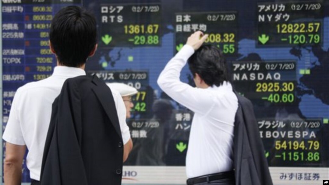Papan harga saham elektronik di sebuah perusahaan sekuritas di Tokyo (23/7). Harga saham Asia anjlok seiring kekhawatiran baru atas krisis di Eropa dan melambatnya pertumbuhan perekonomian di Tiongkok (AP Photo/Koji Sasahara).