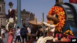 Adornos por el Día de los Muertos se observan en el Zócalo de la Ciudad de México el 31 de octubre de 2023.