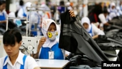 Seorang pekerja di pabrik garmen PT Trisula Garmindo Manufacturing, di Bandung, Jawa Barat, 17 September 2013. Tekstil adalah salah satu produk ekspor unggulan Indonesia ke Amerika Serikat.