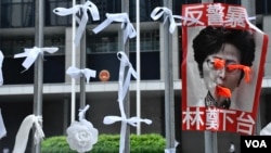 6月17日下午，香港政府總部公民廣場鐵閘外掛了很多白絲帶、白花，悼念6月15日在金鐘太古廣場墮樓身亡的反送中示威者。 (美國之音湯惠芸拍攝)