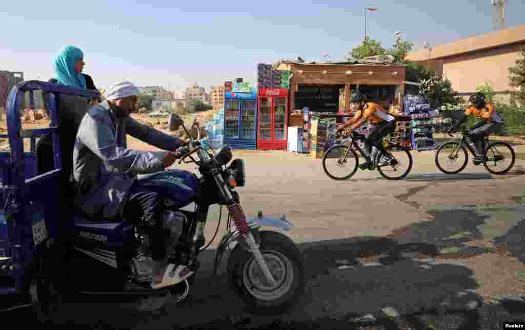 Delapan Muslim dari Inggris melintasi Kairo, Mesir, dalam perjalanan ke Madinah dengan bersepeda untuk menunaikan ibadah Haji. Foto di ambil di Mesir, 26 Juli 2019. (Foto: Reuters)