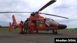 Helikopter Tim SAR dari Basarnas siap siaga di Lanud Iskandar Pangkalan Bun, Kalimantan Tengah, Rabu, 31 Desember 2014 (Foto: VOA/Ahadian) 