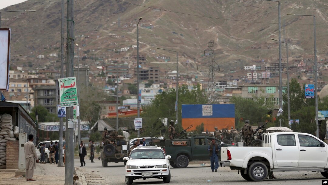 Petugas keamanan Afghanistan memeriksa lokasi ledakan bom di Kabul, Afghanistan, 18 Mei 2020. (Foto: dok).