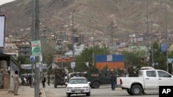 Pasukan keamanan Afghan di lokasi ledakan bom di Kabul, Afghanistan, 18 Mei 2020. 