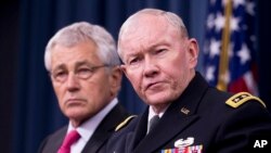 Joint Chiefs Chairman Gen. Martin Dempsey (r) accompanied by Defense Secretary Chuck Hagel, speaks during a news conference at the Pentagon, Dec. 4, 2013. 