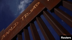 ARCHIVO - "Donald Trump" está escrito en la parte superior del muro en la frontera entre Estados Unidos y México, en Ciudad Juárez, México, el 6 de noviembre de 2024