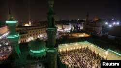 Pour avoir chanté et dansé dans une mosquée, trois Égyptiens ont été placés en détention. (photo d'illustration)  