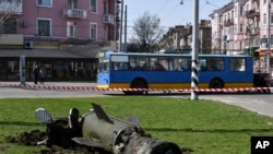 Un fragmento de un misil Tochka-U yace en el suelo luego de un ataque en la estación de tren en Kramatorsk, Ucrania, el viernes 8 de abril de 2022. Un misil golpeó una estación de tren abarrotada en el este de Ucrania que era un punto de evacuación para los civiles que huían de la guerra. (Foto AP/Andriy Andriyenko)