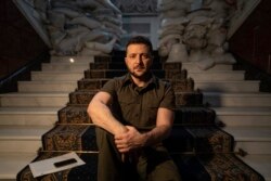 El presidente de Ucrania, Volodymyr Zelenskyy, habla durante una entrevista con The Associated Press en su oficina en Kiev, Ucrania, el 9 de abril de 2022.