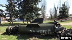 克拉馬托爾斯克火車站附近的導彈殘骸，上面的白色字樣意為“為了孩子們”。(2022年4月8日)