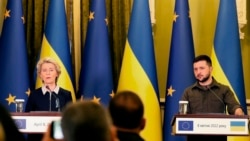 Chủ tịch Ủy ban châu Âu Ursula von der Leyen họp báo cùng Tổng thống Ukraine Volodymyr Zelenskyy tại Kyiv