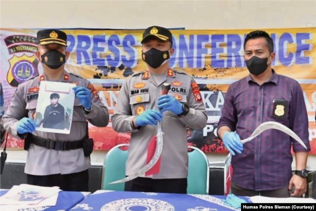 Kepala Kepolisian Resor Sleman AKBP Ach. Imam Rifai dan barang bukti yang disita dari dua remaja yang ditangkap. (Foto: Humas Polres Sleman)