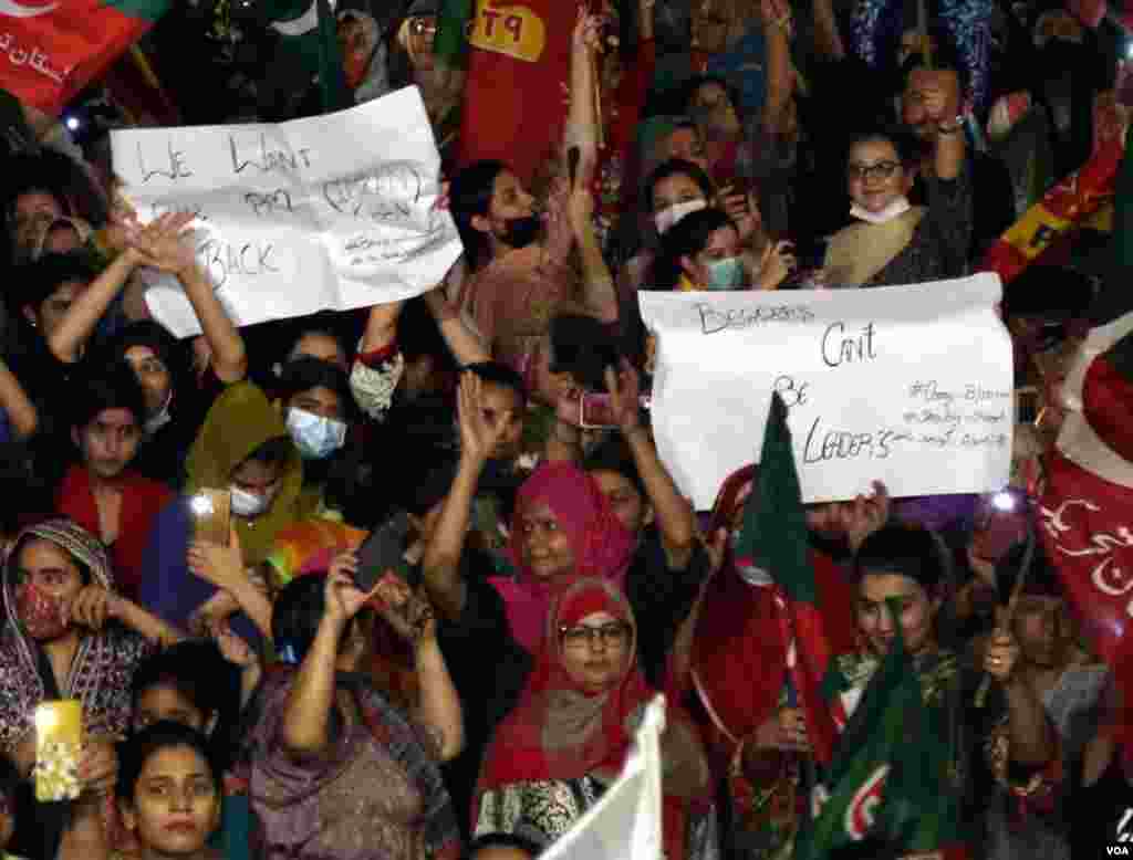 کراچی میں راشد منہاس روڈ پر مظاہرے میں شامل شرکا نے عمران خان سے اظہار یکجہتی کیا۔ 
