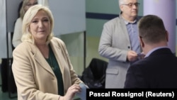 Marin Le Pen, liderka desničarske stranke Nacionalni skup, glasa u prvom krugu izbora 10. aprila 2022.