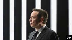 CEO Tesla Elon Musk menghadiri pembukaan pabriknya di Berlin-Brandenburg, Selasa, 22 Maret 2022, di Grünheide, Jerman. (Foto: AP/Patrick Pleul)