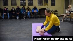 Люди відвідують курси надання першої допомоги в Будинку воїна у Львові, Україна, 11 березня 2022 року. REUTERS/Pavlo Palamarchuk 