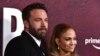 Ben Affleck et Jennifer Lopez arrivent à la première de "The Tender Bar" le 12 décembre 2021 au TCL Chinese Theatre de Los Angeles.