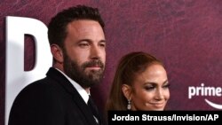 Ben Affleck et Jennifer Lopez arrivent à la première de "The Tender Bar" le 12 décembre 2021 au TCL Chinese Theatre de Los Angeles.