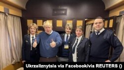 Британський прем’єр-міністр Борис Джонсон висловив захоплення українськими залізничниками, здійснивши подорож потягом від польського кордону до Києва. Цю світлину оприлюднила на своїй сторінці у Facebook компанія Укрзалізниця 10 квітня 2022 р.