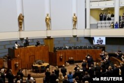 Anggota parlemen Finlandia di Helsinki, Finlandia, mendengarkan pidato virtual Presiden Ukraina Volodymyr Zelenskiy di tengah invasi Rusia ke Ukraina, 8 April 2022. (Lehtikuva/Emmi Korhonen via REUTERS)