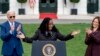 El presidente estadounidense Joe Biden y la vicepresidenta Kamala Harris aplauden a la jueza Ketanji Brown en un evento en los jardines de la Casa Blanca para celebrar la confirmación de Jackson como la primera mujer negra en ser nombrada a la Corte Supre