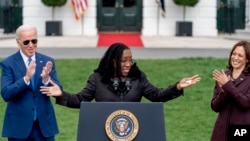 El presidente estadounidense Joe Biden y la vicepresidenta Kamala Harris aplauden a la jueza Ketanji Brown en un evento en los jardines de la Casa Blanca para celebrar la confirmación de Jackson como la primera mujer negra en ser nombrada a la Corte Supre